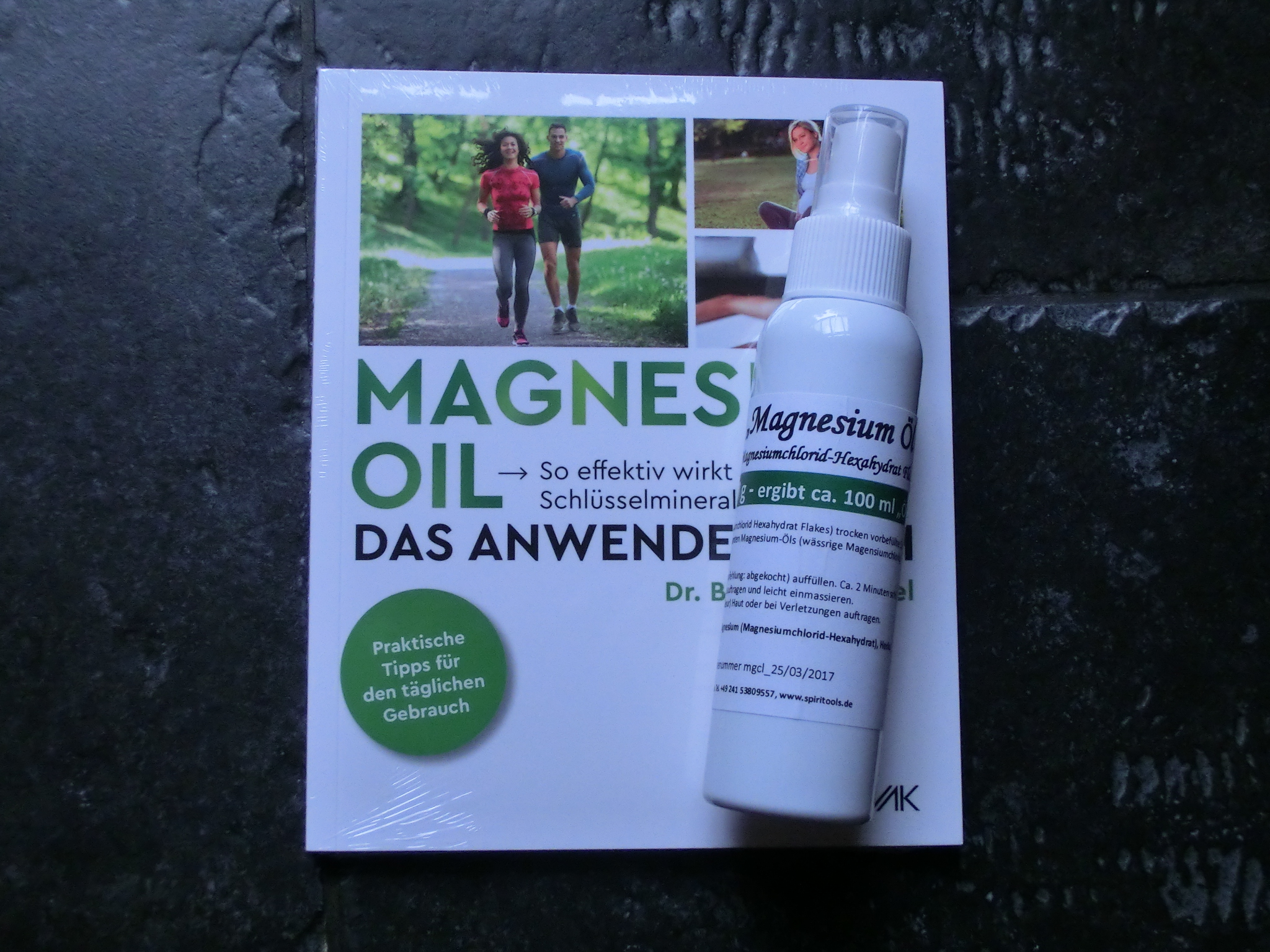 CIMG1783 Set: Anwenderbuch "Magenesiumöl" + Sprühflasche mit Magnesiumchlorid Flakes